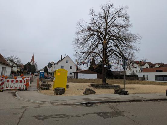 Pfuhler Dorfplatz der mit großen Steinen vor Autos geschützt wurde
