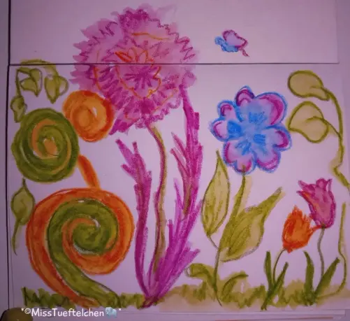 eine bunte Phantasieblumenwiese mit Schneckenhausblumen in orange und grün, pinken pusteblumen,  blau lila blümchenblüten wie stiefmütterchen, Orange ud lila Tulpen, Blätter drumrum und ein kleiner blau, pinker Schmetterling, alles sehr einfach und chatoisch