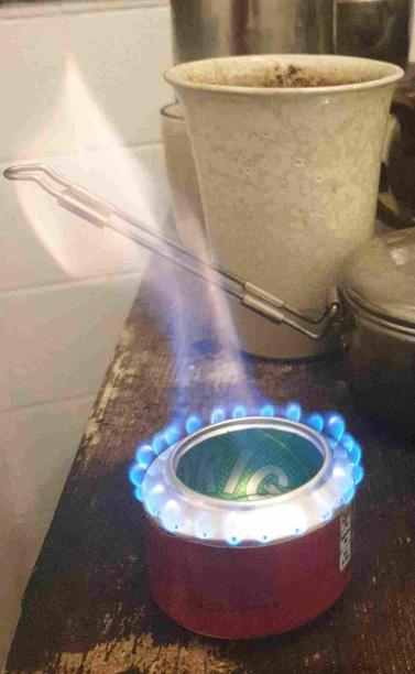 Réchaud à alcool en croisière avec les flammes sur les bords sortant par les trous.
Le rythme de combustion est plus important.