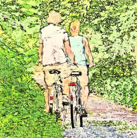 Ein Radfahrer und eine Radfahrerin in T-Shirts und Shorts von hinten auf einem Weg zwischen grünen Sträuchern.

A male and female cyclist in T-shirts and shorts from behind on a path between green bushes.
