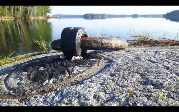 Edellisen kuvan rengas käännetty toiseen asentoon, jolloin näkyy painavan renkaan kallioon uurtama ura, joka on syntynyt kun rengas on toiseen asentoon käännettäessä iskeytynyt kallioon.