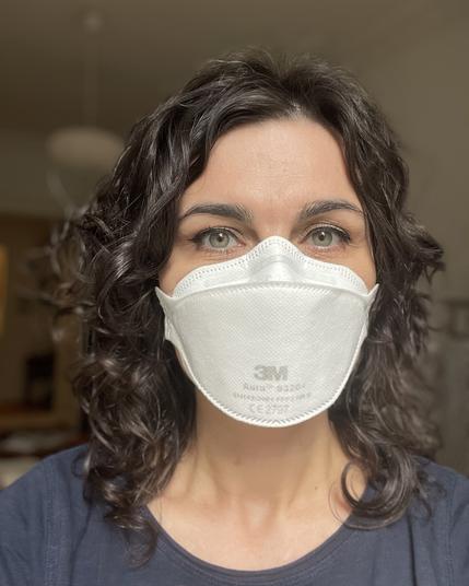 Ein Portrait von Anna mit einer FFP2-Maske