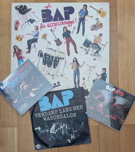 Das BAP-Album „..für usszeschnigge!“ mit den beiden Maxi-CDs „Verdamp lang her - Die verdamp lange Single“ und „Verdamp lang her - BAP live“ sowie der Vinyl-Single „BAP: Verdamp lang her / Waschsalon“.
