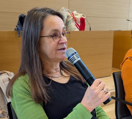Barbara Brusius ermuntert mit dem Mikro "Murmelgruppen" zu bilden.