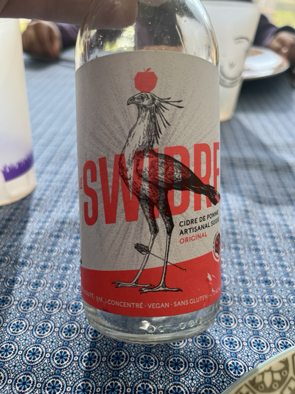 Photo du cidre avec un oison sur l étiquette et le logo IP suisse