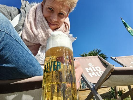Ich halte ein Glas Bier in die Kamera.