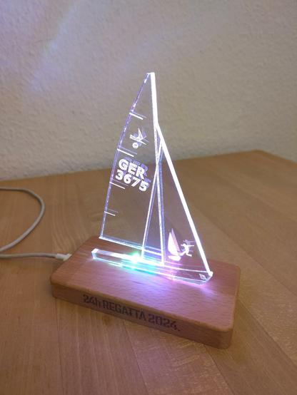 Fertiger beleuchteter WLED Pokal in Form eines Segelbootes