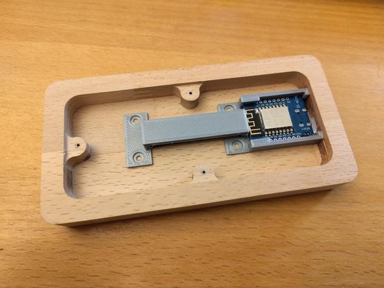 Gefrästes Holzgehäuse für den Sockel mit ESP in einer 3D gedruckten Halterung