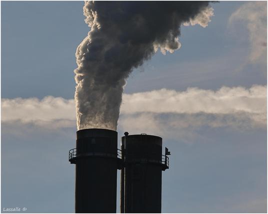 Blauer Himmel, einem Kraftwerksschornstein entströmt Abluft mit geballter Kraft und Intensität.
Die Aufnahme entstand in Berlin, es handelt sich um das große Kraftwerk Reuter-West.