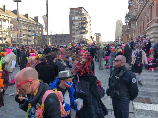 Place Charles Valentin à Dunkerque, noire (ou plutôt colorée) de monde en attente du lancer de hareng.