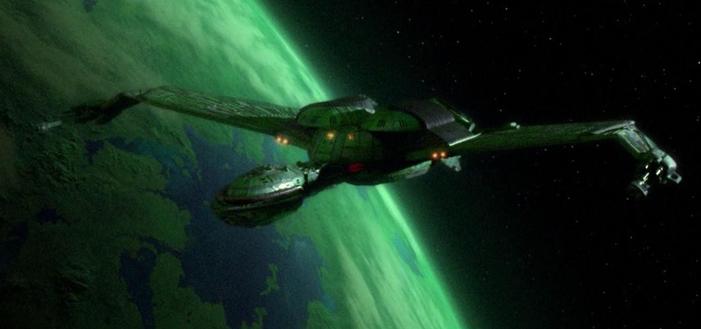 Klingonisches Raumschiff der Raubvogel-Klasse ("Bird of Prey") vor einem grünen Planeten