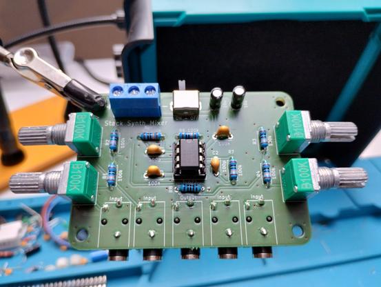 the finished mixer module. the inputs are the four outer jacks and the output in the middle.