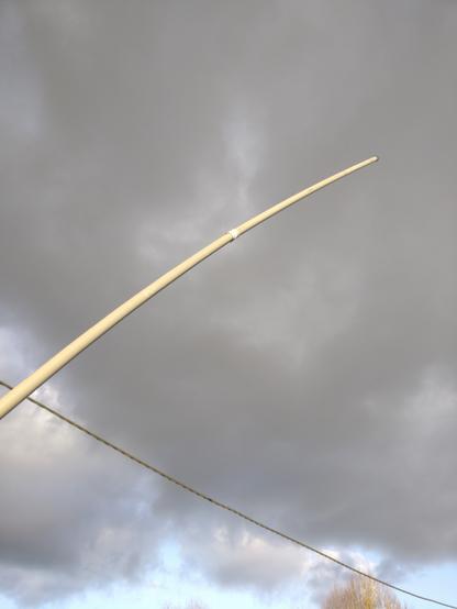 Antenne qui pointe vers le ciel. Elle n'est pas très droite, à cause de la légère flexibilité des tubes en PVC.