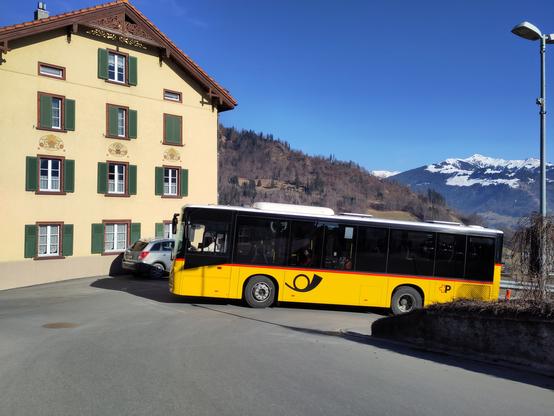 Foto. Gelber Bus im Bergdorf.