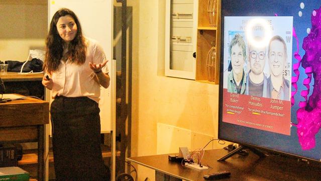 Lucia Coronel mostra le slide della sua presentazione sul palco dell'evento Python Pescara del 28 Febbraio 2025