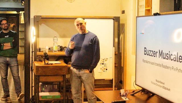 Nicola Palmieri introduce il suo progetto sul palco dell'evento Python Pescara del 28 Febbraio 2025