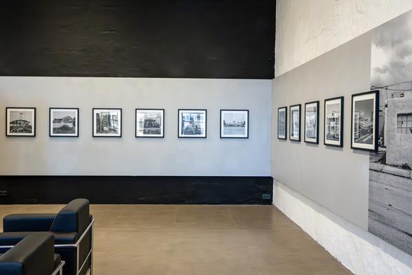 Ausstellungsraum der GAF mit Blick auf mehrere nebeneinander hängende Schwarz-Weiß-Fotografien.