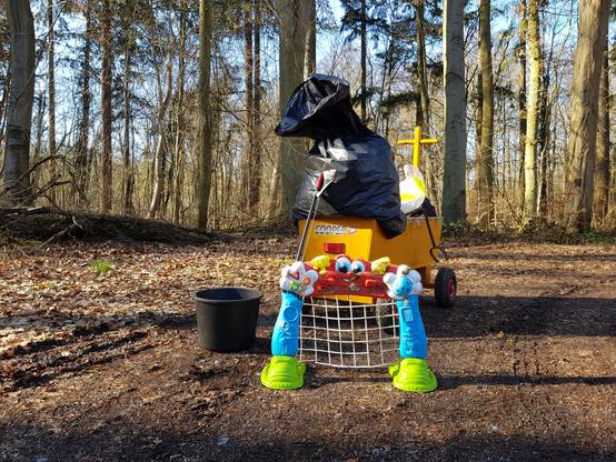 Spieltor im Vordergrund, Waste-Buster