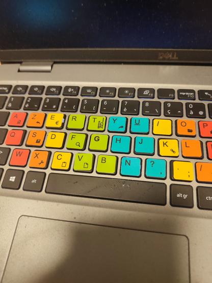 Le même clavier agrémenté d'un clavier autocollant coloré.