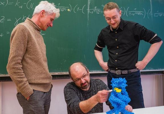 Anhand des 3D-Modells können die Forschenden den Aufbau und die Funktion der mechanischen Feder am Ionenkanal besser verstehen. Von links nach rechts: Prof. Martin Göpfert, Dr. Thomas Effertz, Dr. Philip Hehlert

Foto: Philip Hehlert