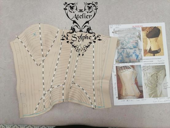 Étude pour un corset avec l’emploi de corde de chanvre pour tendre la matière et ne pas utiliser de baleinage métallique. Photocopie du tissu pour accord de placement de motifs, test de choix cordes, proposition de style patronage... Pour le rôle de rose (Manon Clavel) dans la série Winter Palace