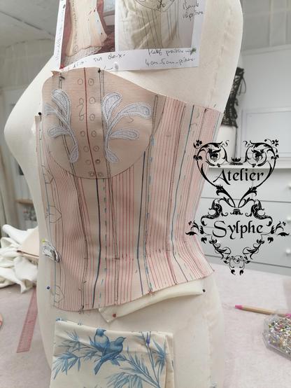 Étude pour un corset avec l’emploi de corde de chanvre pour tendre la matière et ne pas utiliser de baleinage métallique. Photocopie du tissu pour accord de placement de motifs, test de choix cordes, proposition de style patronage... Pour le rôle de rose (Manon Clavel) dans la série Winter Palace