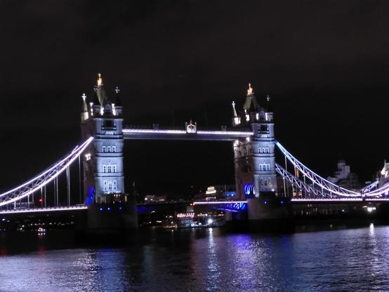 Die London Tower Bridge bei Nacht in blauem Licht beleuchtet.