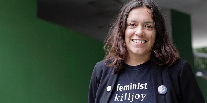 Sara Ahmed portant son tee-shirt : feminist killjoy