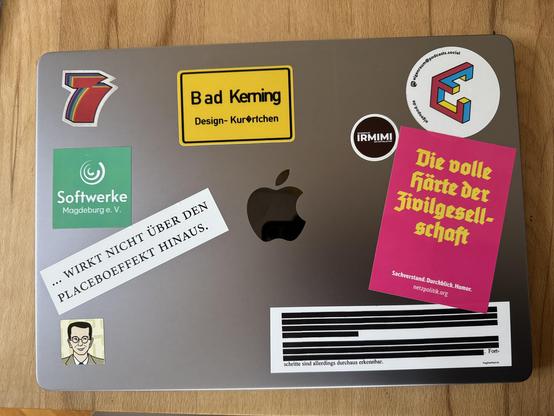 Draufsicht auf ein Macbook mit verschiedenen Stickern