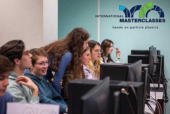 Des élèves en masterclasses LHC (expérience CMS) dans un labo français, devant des écrans d'ordinateurs. Photo prise en 2024, au Laboratoire Leprince-Ringuet, École polytechnique, Palaiseau. Classe participante : Campus Sainte-Thérèse à Ozouer-la-Ferrière. Image : Sylvaine Pieyre / CNRS Nucléaire & Particules / LLR
