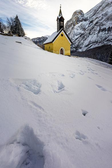 chiesetta d montagna nella neve