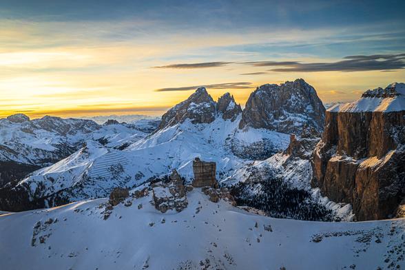 foto aerea del sasso lungo al tramonto