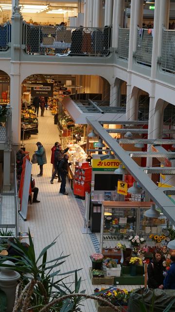 von der Mitte Richtung Keller mit Supermarkt-Filiale