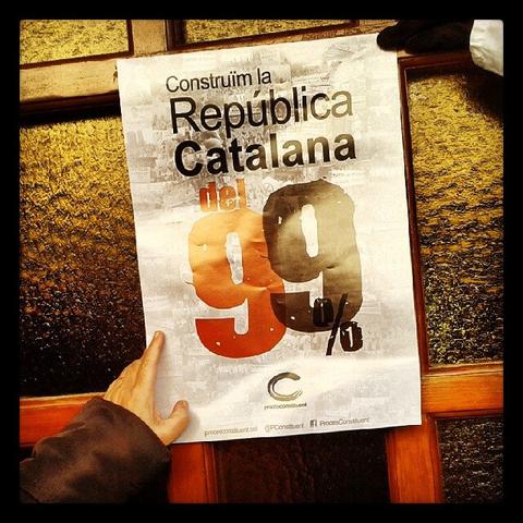 A poster with the message "Construïm la Republica Catalana del 99%" (Let's build the Catalan Republic of the 99%)