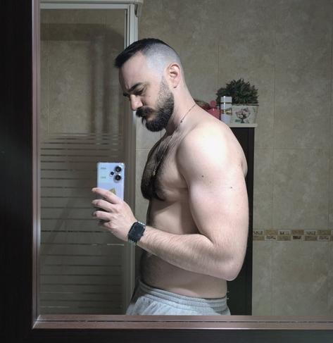 Selfie en el baño de siempre. En la foto un chico sin camiseta, moreno, con el pelo recién cortado.