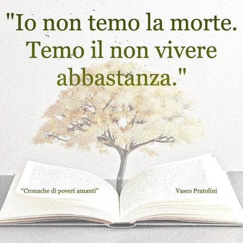 L'immagine digitale riproduce un albero fiorito che sboccia dalle pagine centrali di un libro aperto. In primo piano le scritte: "Io non temo la morte. Temo il non vivere abbastanza.", "Cronache di poveri amanti di Vasco Pratolini".