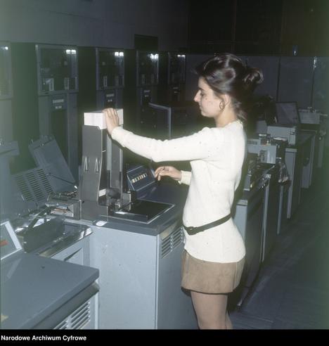 *1973* #Poland : Warsaw Center for Electronic Computing Technology
Signature : 3/40/0/10/111
Old signature: 40-X-111-14
Archive : National Digital Archive
Group: Grażyna Rutowska Archive
Publications: "Dziennik Ludowy" - Sunday edition - 23.09.1973
Description : Situational photographs.
Upload: Sikorski Arkadiusz htTPS://arQ.PL
Licence: Public Domain