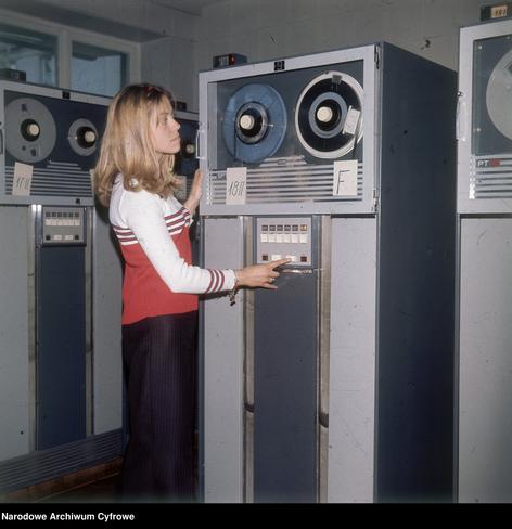 *1973* #Poland : Warsaw Center for Electronic Computing Technology
Signature : 3/40/0/10/111
Old signature: 40-X-111-14
Archive : National Digital Archive
Group: Grażyna Rutowska Archive
Publications: "Dziennik Ludowy" - Sunday edition - 23.09.1973
Description : Situational photographs.
Upload: Sikorski Arkadiusz htTPS://arQ.PL
Licence: Public Domain

Title: Operator Małgorzata Pawłowska operates a tape memory station.
