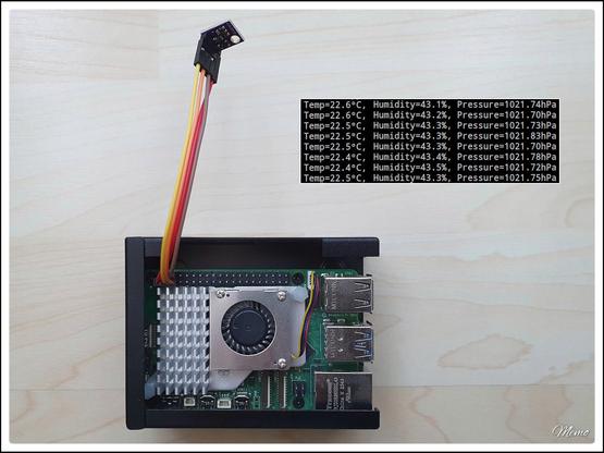 Bildbeschreibung:
Der noch geöffnete Raspberry Pi 5 mit dem nach außen geführten Sensor und einem Screenshot der abgerufenen Daten.