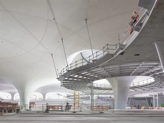 Bild der im Bau befindlichen Verteilerstege in der Bahnsteighalle von Stuttgart 21. Bildrechte Werner Sobek aus folgendem Link.
https://www.wernersobek.com/de/projekte/s21-verteilerstege/