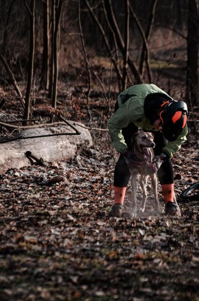 Im Ziel. Der Hund wird gelobt.