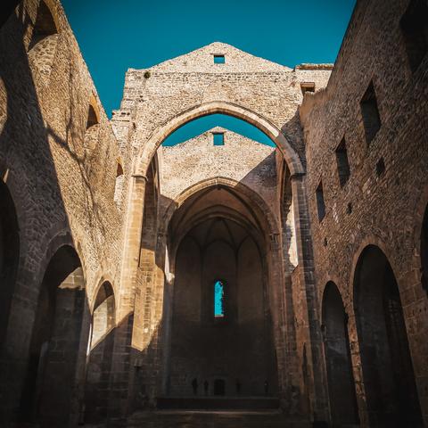 Chiesa a Palermo senza il tetto con vista del cielo azzurro