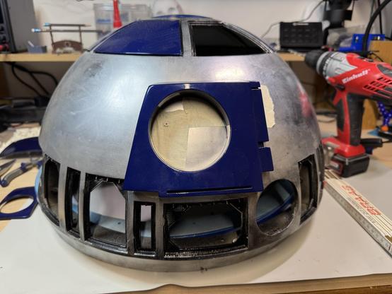 Artoo‘s dome with the radar system without the lens fixed in a dry fitting on it.