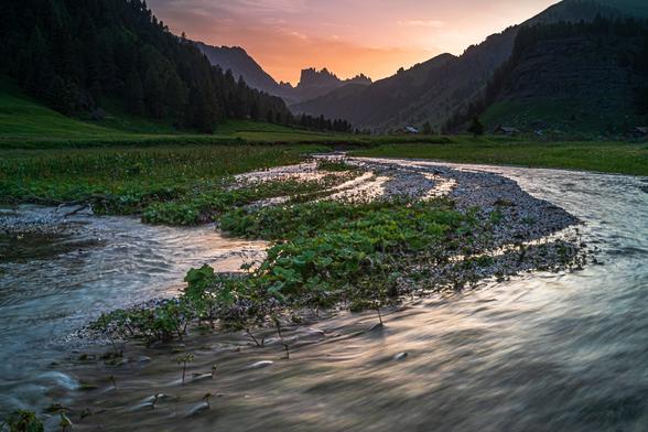 foto lunga esposizione dell'alpe di tires vista dalla val duron. la foto è scattata al tramonto