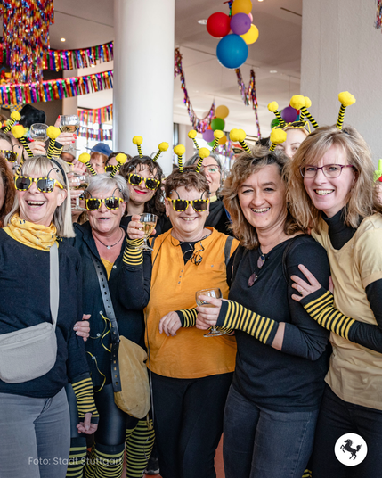 Frauen verkleidet als Bienen im Stuttgarter Rathaus.
