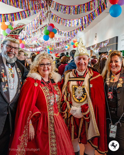 Personen beim Fasching im Stuttgarter Rathaus.