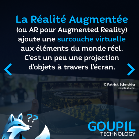 Texte : La Réalité Augmentée (ou AR pour Augmented Reality)ajoute une surcouche virtuelle aux éléments du monde réel. C’est un peu une projection d’objets à travers l’écran.
Image : En fond, une tablette qui montre une maquette de stade entouré d'une forêt virtuelle, comme si c'était posé sur la grand table de réunion en face