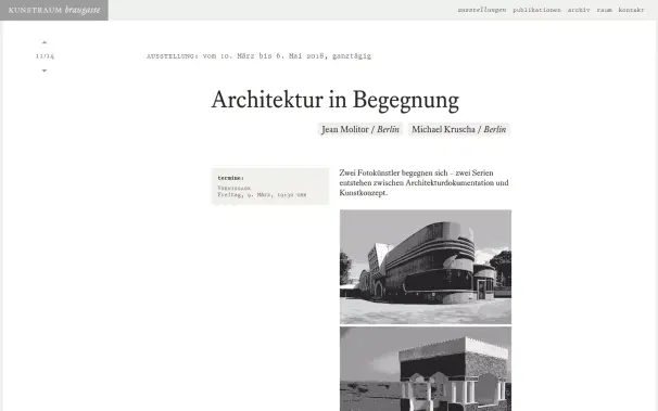 Ein Screenshot der Galeriewebsite kunstraum-braugasse.de. Die Seite ist in Grautönen und einem Beigeton gehalten, mit weißem Hintergrund, Menüzeile oben, Seitentitel oben links. Zentral sehen wir einen Eintrag in der Kategorie „Ausstellungen“, betitelt mit „Architektur in Bewegung“ in dem es um Architekturfotografie von Jean Molitor und Michael Kruscha geht. Der Titel ist in einer großen Serifenschrift gesetzt. Text und Datenblöcke und Bilder sind visuell rhythmisch angeordnet und leiten den Blick hauptsächlich auf Titel und Bilder. Es gibt drumherum viel Weißraum.
Die Website ist eine Arbeit von Bastian Kalkbrenner, in Auftrag gegeben von der Kulturfabrik Hoyerswerda.