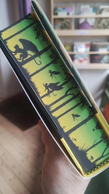 side on view of the painted edges (spredges) on the special hardback Wizard of Oz