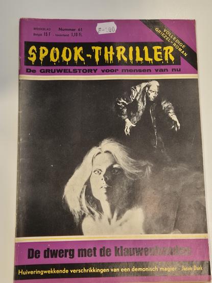 Omslag van een nummer van Spookthriller: de dwerg met de klauwenhanden. Op omslag blonde vrouw die wordt opgejaagd door soort kobold met enorme handen